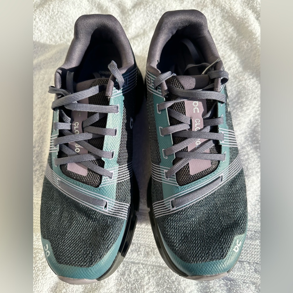 On Running Women’s Cloudgo in size 7.5 in blue/purple